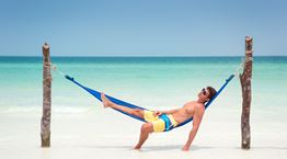 Τα εμπριμέ μαγιό είναι η πιο hype τάση του καλοκαιριού