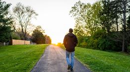 H μικρή συνήθεια στο περπάτημα που θα σε απαλλάξει από πόνους στα γόνατα