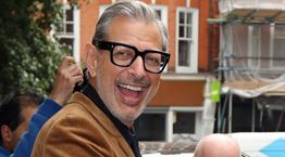 Ο Jeff Goldblum μόλις κατέρριψε έναν από τους πιο παλιούς μύθους του αντρικού στυλ