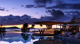 Στο W Costa Navarino για Electro Vibes, γενέθλια με Σάκη Ρουβά και κορυφαία καλοκαιρινά events