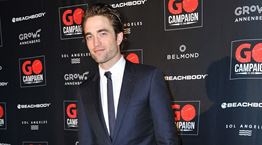 Ο Robert Pattinson αποδεικνύει γιατί η στενή γραβάτα αντέχει ακόμη