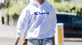 Logos και 90s νοσταλγία στα φούτερ του φετινού φθινοπώρου