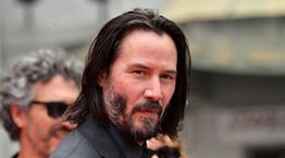 Μόνο ο Keanu Reeves μπορεί να συνδυάσει έτσι το κοστούμι