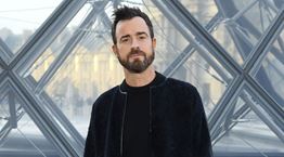 Το blue black look του Justin Theroux