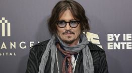 O Johnny Depp φορά τα ρούχα του βασιλιά Λουδοβίκου XV