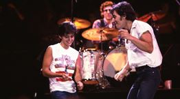 Όταν o Bruce Springsteen χόρευε στη σκηνή με την Courteney Cox
