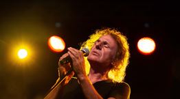 5 αξέχαστες live εμφανίσεις του Βασίλη Παπακωνσταντίνου