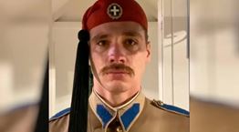 Ποιος είναι ο Εύζωνας που έγινε viral επειδή συγκινήθηκε