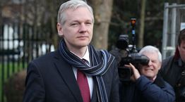 Ο ιδρυτής των WikiLeaks παντρεύτηκε τη δικηγόρο του στη φυλακή