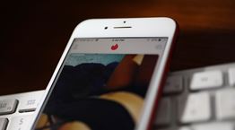 Tinder και Grindr ρισκάρουν επικίνδυνα με τα όρια ηλικίας