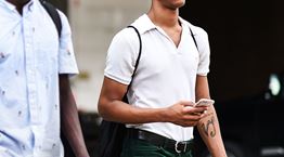 Λευκό polo, το κομμάτι - κλειδί του καλοκαιρινού smart casual look