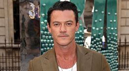 Το blazer του φετινού καλοκαιριού είναι λινό και σταυρωτό