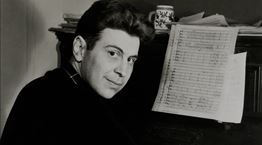 H ζωή του Μίκη Θεοδωράκη έγινε σειρά