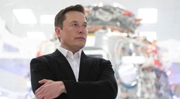 O Elon Musk μόλις αποκάλυψε γιατί καθυστερεί το ταξί χωρίς οδηγό και τιμόνι