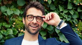 T-shirt με κοστούμι, γιατί όχι;