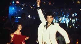 Tips για να φοράς λευκό κοστούμι χωρίς να θυμίζεις τον John Travolta