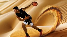 Από την άμμο στο παρκέ: Ο Γιαννούλης Λαρεντζάκης φωτογραφίζεται φέρνοντας πίσω την πρώτη έκδοση HeatGear® - Baselayer της Under Armour.