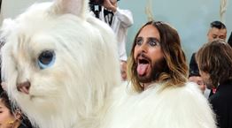 Σε άλλα νέα, ο Jared Leto μετατράπηκε σε γάτα του Karl Lagerfeld