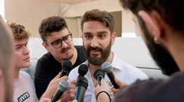 Ο Διονύσης Ατζαράκης ως Στέφανος Κασσελάκης είναι ό,τι καλύτερο είδαμε σήμερα