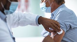 AstraZeneca: Εθελοντής του εμβολίου αποκαλύπτει τις παρενέργειες