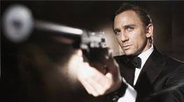 Η Amazon αφοπλίzει τον James Bond στις αφίσες