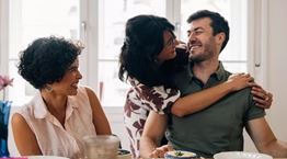 Sunday lunch with friends | Το κυριακάτικο ritual που σκορπίζει μαγεία