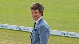 Ο Eddie Redmayne δείχνει πώς να φορούν κοστούμι τα αρσενικά ελαφρών βαρών