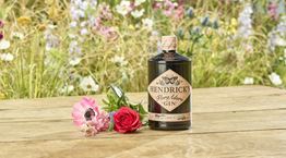 Hendrick&#39;s Flora Adora gin, μία ασυνήθιστα λουλουδένια έκρηξη απόλαυσης