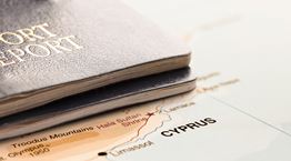 Το σκάνδαλο με τα &quot;χρυσά διαβατήρια&quot; προκαλεί πολιτικό σεισμό στην Κύπρο