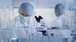 Έρευνα εξηγεί γιατί οι άντρες νοσούν πιο σοβαρά από τον κορονοϊό