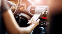 Δεν πρέπει να ακουμπάς το κινητό στο αυτοκίνητο και με το νόμο