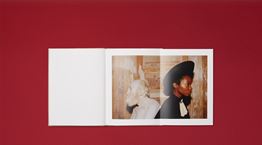 O Γιώργος Λάνθιμος φωτογραφίζει για τον Οίκο Gucci