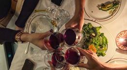 Γιατί έγινε ξανά της μόδας η ταβέρνα