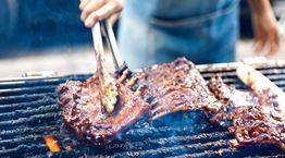 Ώρα για μπάρμπεκιου: Στα κάρβουνα ή σε ψησταριά με καπάκι;