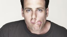 Γυμναστική προσώπου για να δείχνεις νεότερος