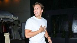 Ο γιος του Arnie έχει το κόλπο για να χτίσεις τεράστιους δικέφαλους