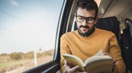 Γιατί το να προσποιείσαι ότι διαβάζεις βιβλία στο μετρό γίνεται η νέα τάση