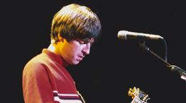 Η περίεργη ιστορία πίσω από το πουλόβερ που φορούσε ο Noel Gallagher σε θρυλική συναυλία των Oasis