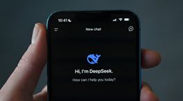 DeepSeek: Τι είναι και πώς λειτουργεί η τεχνητή νοημοσύνη της Κίνας