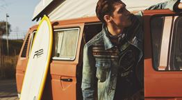 Το τζην μπουφάν όπως δεν το έχεις ξαναδεί