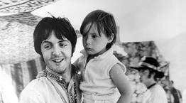 Η μυθική συνάντηση Julian Lennon και Paul McCartney σε ένα αεροδρόμιο