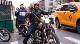 O Jason Momoa έβαλε το biker jacket που θα φορούσαμε και χωρίς μηχανή