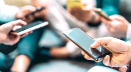 9 στους 10 Έλληνες &#39;καίγονται&#39; στο κινητό, σύμφωνα με έρευνα