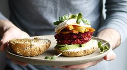 Αυτό το chorizo burger παίζει να είναι το επικότερο πρωινό όλων των εποχών