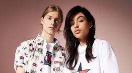 '90s νοσταλγία στη νέα καλοκαιρινή συλλογή της Tommy Hilfiger