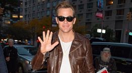 Το καφέ δερμάτινο μπουφάν είναι το νέο μαύρο