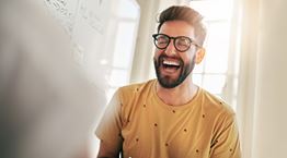 To χιούμορ κοντράρει στα ίσια την Ικαρία στη μακροζωία