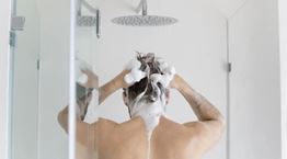 Είναι καλό ή κακό να λούζεις τα μαλλιά σου κάθε μέρα;