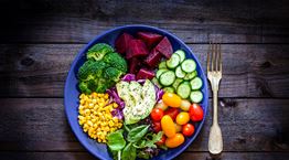 Πώς συνδέεται το χρώμα των τροφών με τις βιταμίνες τους