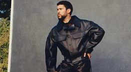 Ο Bad Bunny έγινε άγαλμα για χάρη του Jacquemus